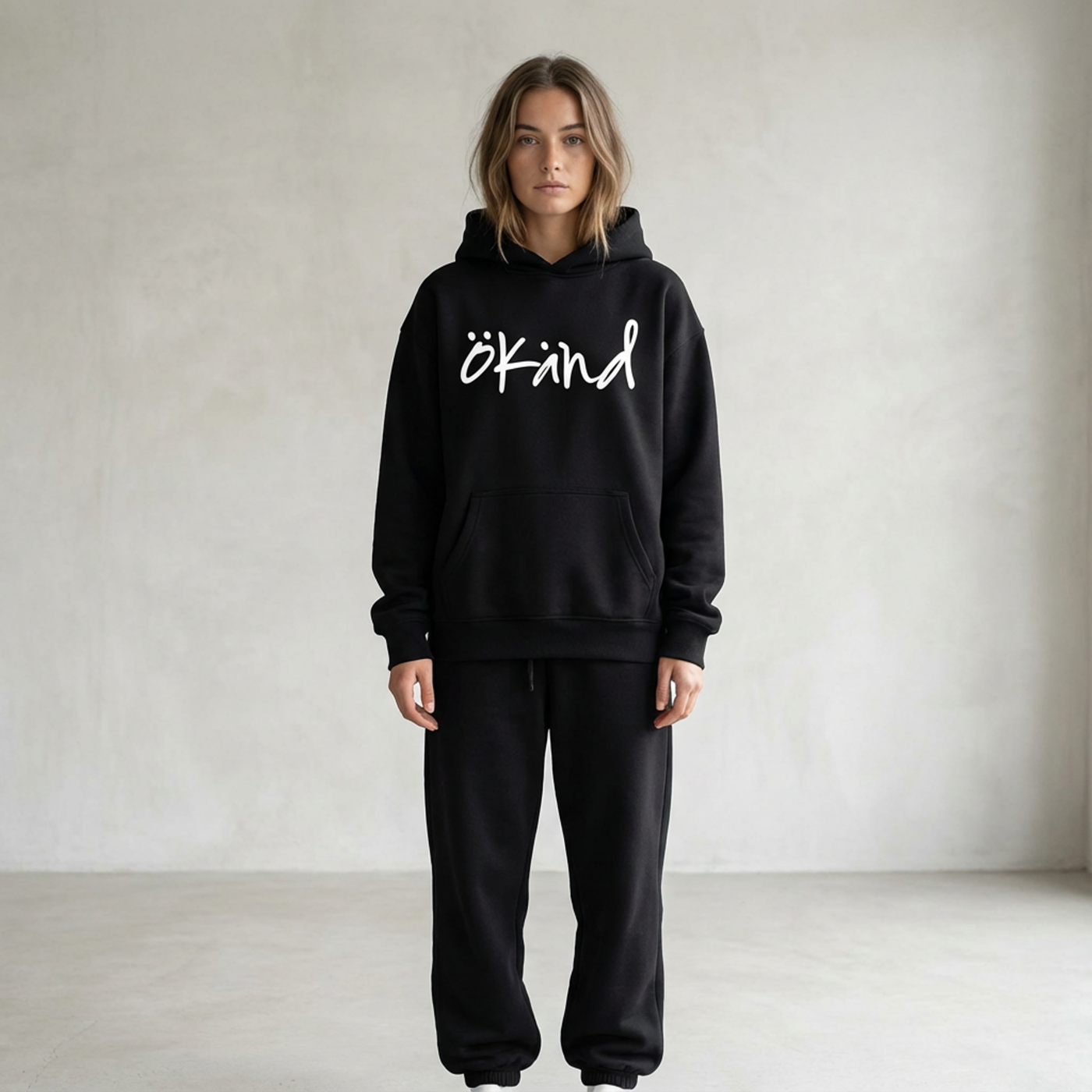 OVERSIZE LOGO HOODIE | SVART