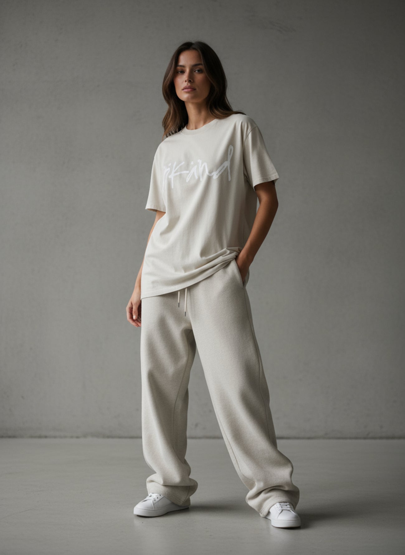 ÖKÄND LOGO T-SHIRT | FADED BONE - VIT