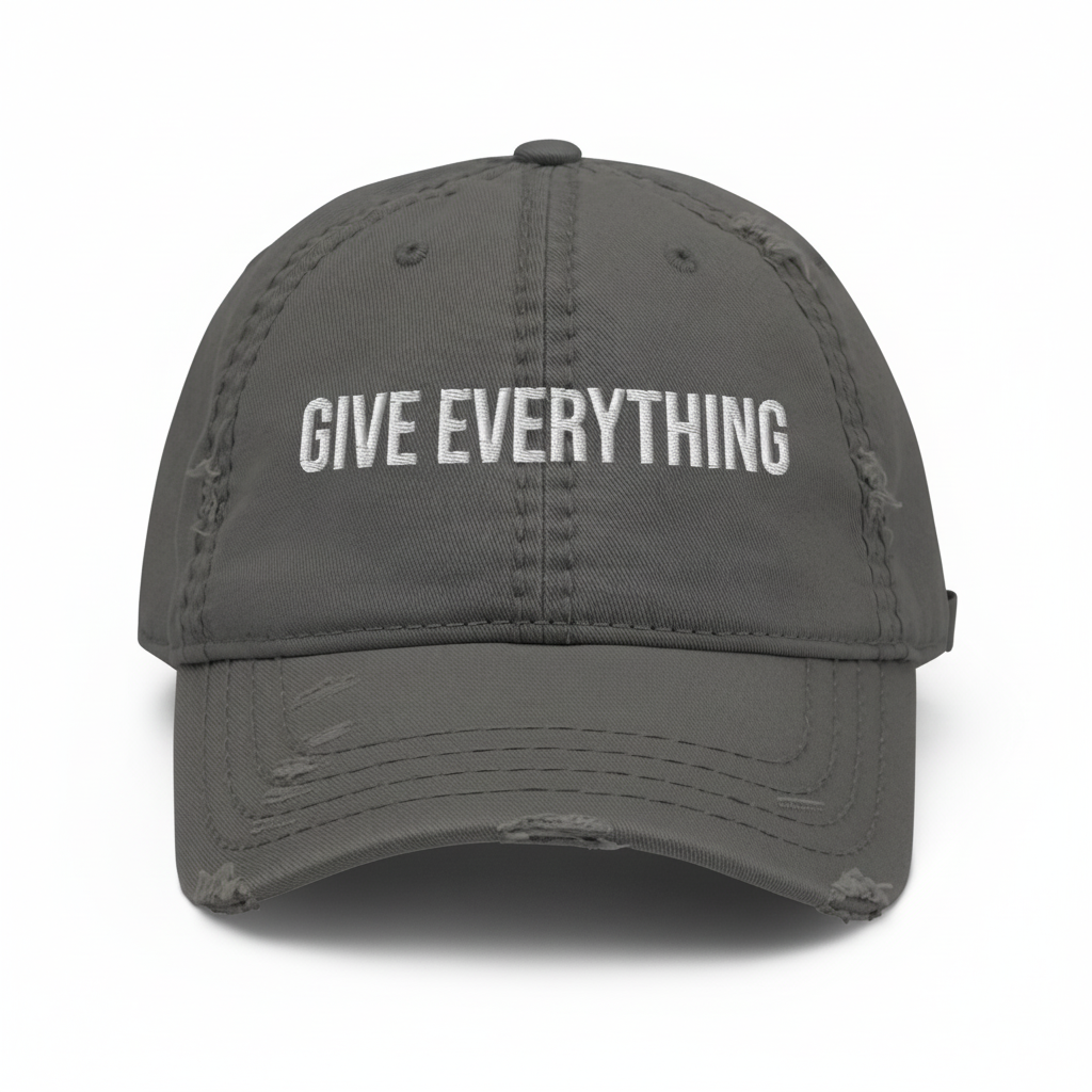 GIVE EVERYTHING | Distressed Caps med ljusgrå bakgrund