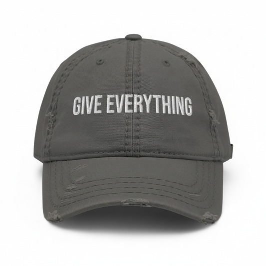 GIVE EVERYTHING | Distressed Caps med ljusgrå bakgrund